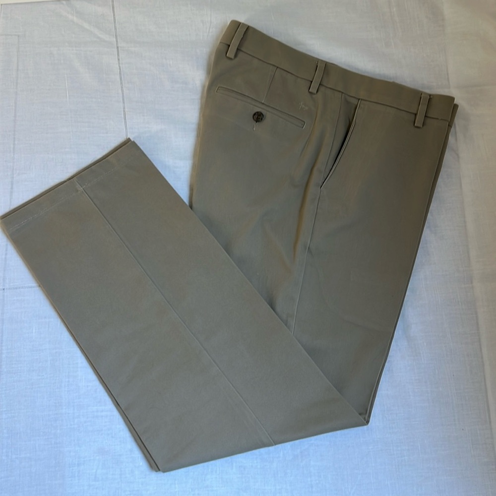 EUC Dockers Straight Fit 33 x 32 Chino Khaki Pants